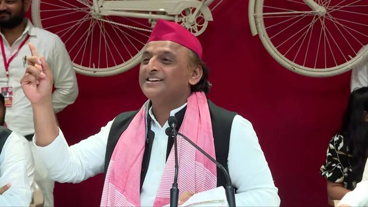 Akhilesh Yadav retort on DGP Prashant Kumar statement not correcting the mistake 'मैं जानता था ये लोग ऐसा ही... 'अखिलेश यादव का बड़ा दावा- मेरे बयान के बाद वेबसाइट से हटा लिया डाटा
