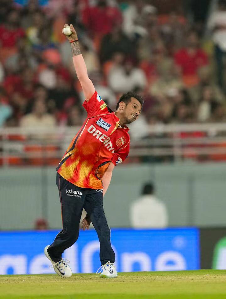 युझवेंद्र चहल सध्या पंजाब किंग्स संघाकडून आयपीएल खेळत आहे. अनेक सामन्यात महावश युझवेंद्र चहलला पाठिंबा देण्यासाठी मैदानात उपस्थित राहिल्याचे दिसले.