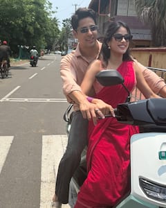 Janhvi Kapoor Sidharth Malhotra: ఆ హీరో సహాయంతో స్కూటీ నేర్చుకుంటోన్న జాన్వీకపూర్‌!