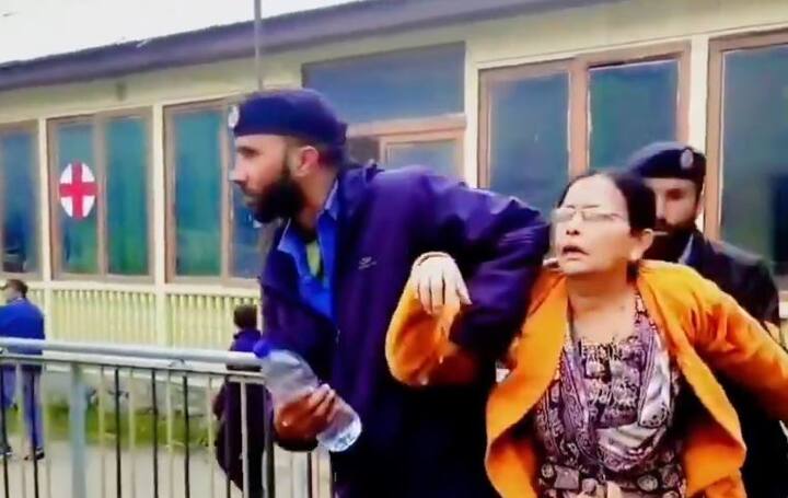 एक अन्य महिला ने बताया कि वो भेलपुरी खा रही थी. महिला ने बताया, 'बंदूकधारी ने मेरे पति से नाम पूछा और सिर में गोली मार दी.' वहीं, एक अन्य महिला, जो गंभीर रूप से घायल एक व्यक्ति की देखभाल करती देखी गई. उन्होंने हताश होकर लोगों से मदद मांगी. महिला को यह कहते हुए सुना जा सकता है, 'सर प्लीज मदद मांगें.'