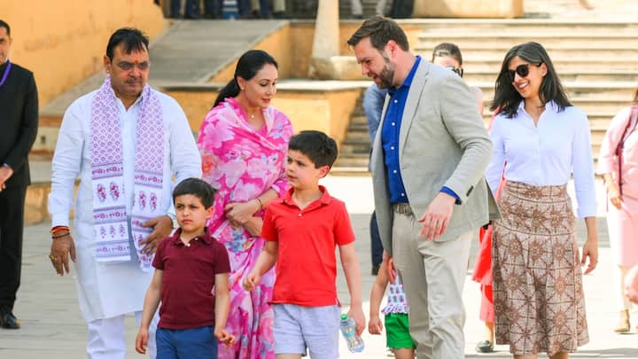 American Vice President Amer Fort Visit: अमेरिका के उपराष्ट्रपति जेडी वेंस मंगलवार को पत्नी उषा बेंस और बच्चों के संग जयपुर स्थित आमेर का किला पहुंचे. सीएम और डिप्टी सीएम ने सभी का शाही स्वागत किया.