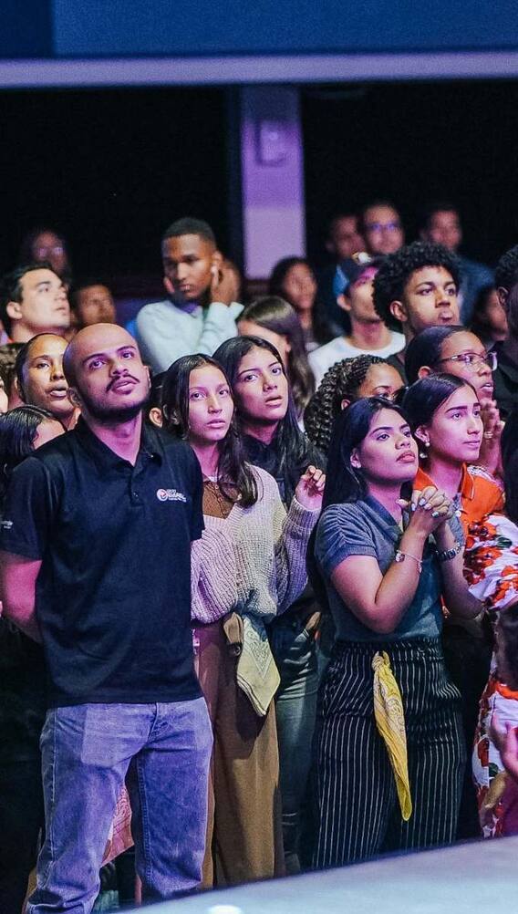 किस उम्र के लोग धर्म छोड़ने में अव्वल?