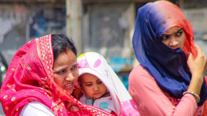 আলিপুর আবহাওয়া দফতর জানিয়েছে, গাঙ্গেয় পশ্চিমবঙ্গের জেলাগুলিতে আগামী ৩ দিনে দিনের তাপমাত্রা ৩ থেকে ৫ ডিগ্রি পর্যন্ত বাড়তে পারে। পরবর্তী ২ দিনে তাপমাত্রায় বড় কোনও পরিবর্তনের সম্ভাবনা নেই।
