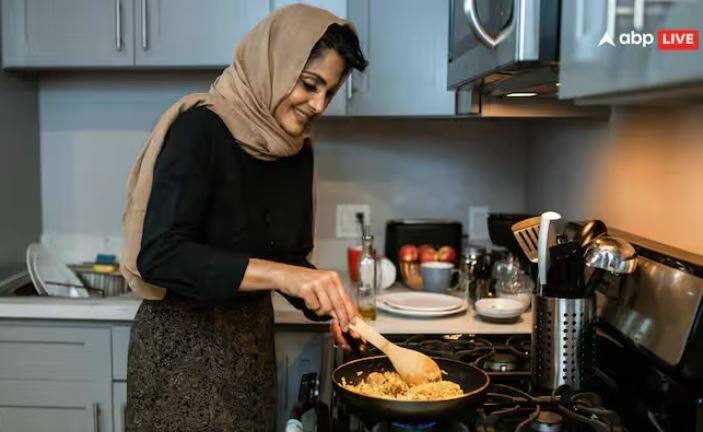 ਲੋਕ ਸਟ੍ਰੀਟ ਫੂਡ ਵਿੱਚ ਸਮੋਸੇ, ਚਾਟ ਅਤੇ ਪਕੌੜੇ ਬਹੁਤ ਪਸੰਦ ਕਰਦੇ ਹਨ। ਪਾਕਿਸਤਾਨੀ ਪਕਵਾਨ ਆਪਣੇ ਮਸਾਲਿਆਂ ਦੀ ਕਿਸਮ, ਮੋਟੀ ਗ੍ਰੇਵੀ ਅਤੇ ਸੁਆਦੀ ਸੁਆਦ ਲਈ ਮਸ਼ਹੂਰ ਹੈ।