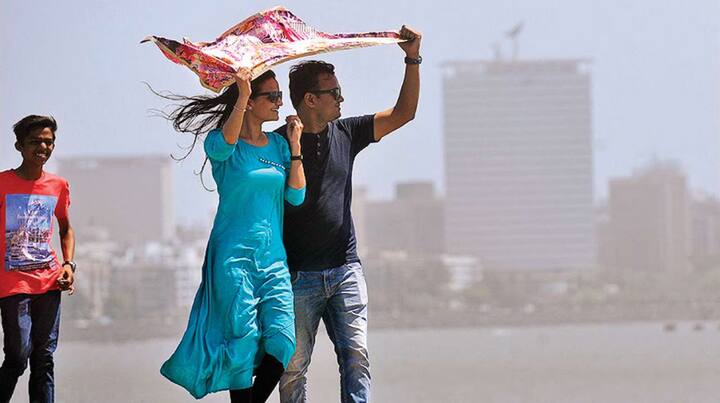 मुंबई उपनगर तसेच कोकणपट्ट्यात उष्ण व आद्र हवामान असल्याने उकाडा आणि घामाच्या धारांना नागरिकांना सामोरे जावे लागत आहे.