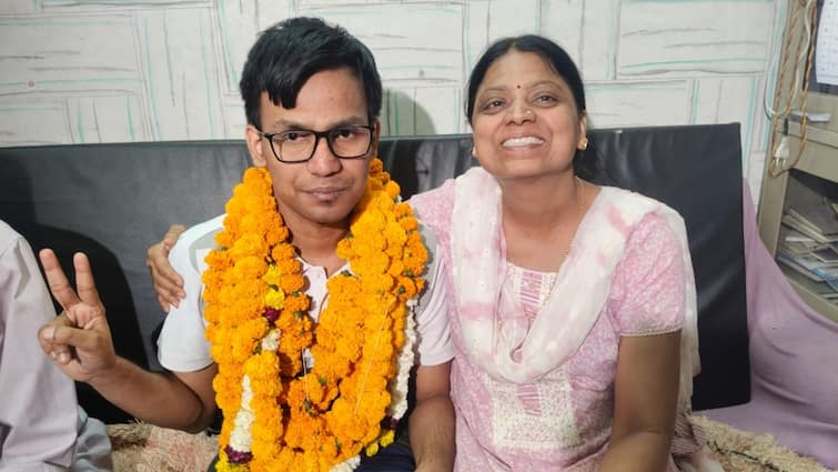 UPSC Result 2025 Blind Manu Garg of Jaipur achieved 91st rank in UPSC ann दोनों आंखों से नहीं देता दिखाई फिर भी किया कमाल, जयपुर के मनु गर्ग ने UPSC में लहराया परचम