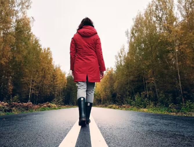 ਹਰੇ ਭਰੇ ਰੁੱਖਾਂ ਵਿਚਕਾਰ ਸਵੇਰੇ-ਸਵੇਰੇ ਪਾਰਕ ਵਿੱਚ ਸੈਰ ਕਰਨ ਨਾਲ ਨਾ ਸਿਰਫ਼ ਤਾਜ਼ਗੀ ਮਿਲਦੀ ਹੈ ਸਗੋਂ ਇਹ ਸਰੀਰ ਅਤੇ ਮਨ ਦੋਵਾਂ ਲਈ ਬਹੁਤ ਫਾਇਦੇਮੰਦ ਵੀ ਹੈ। ਠੰਢੀ ਹਵਾ, ਸ਼ਾਂਤੀ ਅਤੇ ਹਰਿਆਲੀ ਵਿਚਕਾਰ ਹਲਕੀ ਸੈਰ ਨਾ ਸਿਰਫ਼ ਤੁਹਾਡੇ ਮੂਡ ਨੂੰ, ਸਗੋਂ ਤੁਹਾਡੀ ਸਿਹਤ ਨੂੰ ਵੀ ਕਈ ਗੁਣਾ ਸੁਧਾਰ ਸਕਦੀ ਹੈ। ਕੀ ਤੁਸੀਂ ਜਾਣਦੇ ਹੋ ਕਿ ਸਵੇਰ ਦੀ ਸੈਰ ਕਰਦੇ ਸਮੇਂ ਕੀਤੀਆਂ ਗਈਆਂ ਕੁਝ ਛੋਟੀਆਂ ਗਲਤੀਆਂ ਤੁਹਾਡੀ ਸਿਹਤ ਨੂੰ ਲਾਭ ਪਹੁੰਚਾਉਣ ਦੀ ਬਜਾਏ ਨੁਕਸਾਨ ਪਹੁੰਚਾ ਸਕਦੀਆਂ ਹਨ। ਜੇਕਰ ਤੁਸੀਂ ਵੀ ਰੋਜ਼ਾਨਾ ਸਵੇਰ ਦੀ ਸੈਰ ਲਈ ਜਾਂਦੇ ਹੋ ਜਾਂ ਸ਼ੁਰੂ ਕਰਨ ਬਾਰੇ ਸੋਚ ਰਹੇ ਹੋ, ਤਾਂ ਭੁੱਲ ਕੇ ਵੀ ਨਾ ਕਰਿਓ ਆਹ ਪੰਜ ਵੱਡੀਆਂ ਗਲਤੀਆਂ