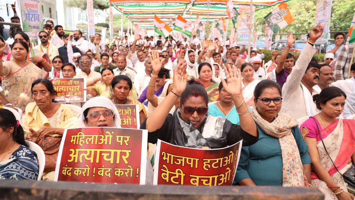 Chhattisgarh: कांग्रेस का BJP के खिलाफ प्रदर्शन, डिप्टी CM से मांगा इस्तीफा, दीपक बैज बोले- 'खौफ में...