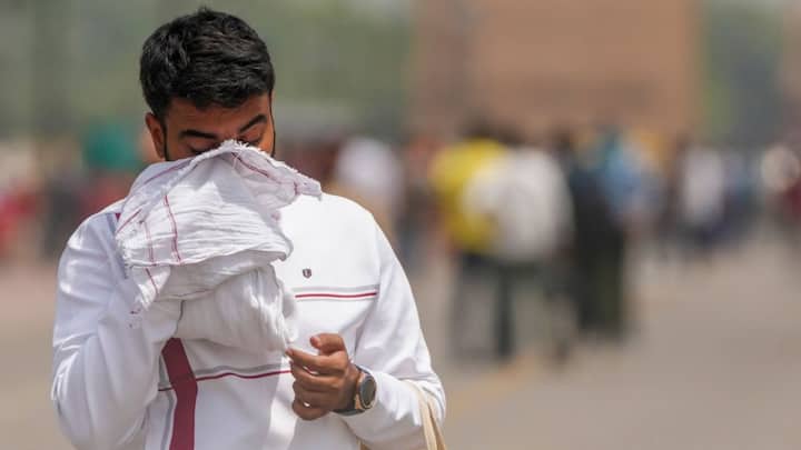 পুরুলিয়া, ঝাড়গ্রাম, পশ্চিম মেদিনীপুরে জারি করা হয়েছে হলুদ সতর্কতা। দক্ষিণবঙ্গের অন্যান্য জেলাতেও গরমে নাজেহাল হওয়ার মতো পরিস্থিতি হবে। বজায় থাকবে আর্দ্রতাজনিত অস্বস্তি।