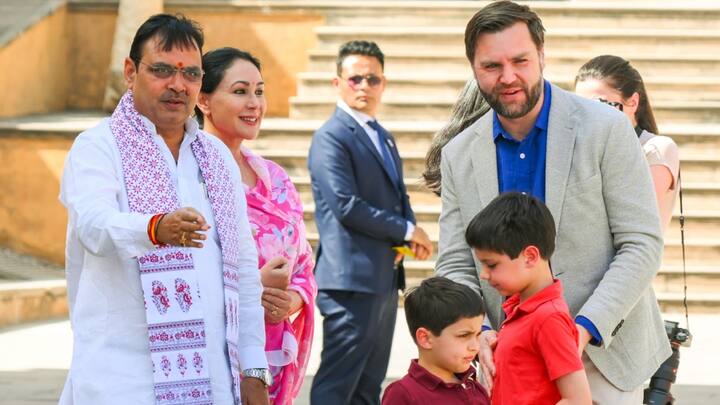 अमेरिकी उपराष्ट्रपति जेम्स डेविड वेंस परिवार के साथ तकरीबन डेढ़ घंटे तक आमेर फोर्ट में रहे. दरअसल, जयपुर में अपनी राजधानी स्थानांतरित करने से पहले आमेर कछवाहा राजपूतों की राजधानी हुआ करता था. मान सिंह प्रथम ने 16वीं शताब्दी के अंत में नए महल परिसर का निर्माण शुरू किया था. राजा मान सिंह प्रथम के बाद राजा जय सिंह प्रथम और सवाई जय सिंह द्वितीय ने समय-समय पर जरूरतों के अनुसार इसमें संशोधन और बदलाव किए.