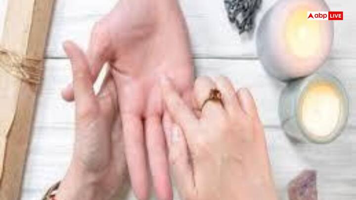 In the same direction from the fate line, a line moves towards the small finger, which is called the sun line. If the sun line on your palm is not deep and broken, it means that you can benefit in future. Apart from this, this line also reflects your success and qualities.
