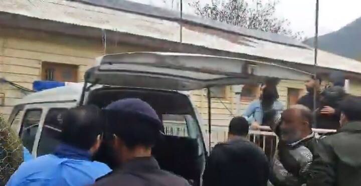 अधिकारियों ने बताया कि घायलों को निकालने के लिए एक हेलीकॉप्टर को लगाया गया है. उन्होंने बताया कि कुछ घायलों को स्थानीय लोग अपने खच्चरों पर लादकर नीचे लाए. पहलगाम अस्पताल के एक चिकित्सक ने बताया कि घायल पर्यटकों को वहां भर्ती कराया गया है.