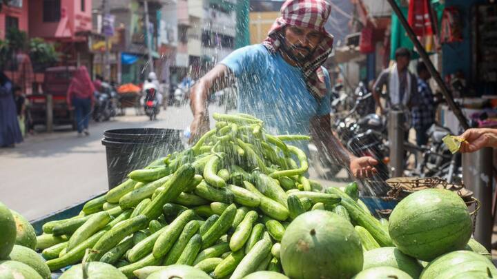 তাপমাত্রা হলুদ সতর্কতা জারি করা হয়েছে শুক্রবারও। তাপমাত্রার পারদ পৌঁছবে ৪০ ডিগ্রি বা তার উপরে। যা স্বাভাবিকের থেকে ৫ ডিগ্রি বেশি। পশ্চিম বর্ধমান, বীরভূম, পুরুলিয়া, ঝাড়গ্রাম, বাঁকুড়া, পশ্চিম মেদিনীপুরে প্রবল গরম। একইসঙ্গে আর্দ্রতাজনিত অস্বস্তিও বজায় থাকবে।