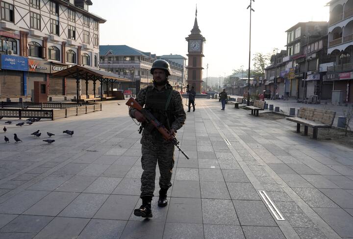 फिलहाल भारत की स्पेशल फोर्सेस और बाकी जवान इस फॉल्कन स्क्वॉड के पंख काटने के लिए लगातार सर्च ऑपरेशन कर रही है. उम्मीद लगाई जा रही है कि जल्द सभी आतंकियों का खात्मा किया जाएगा.