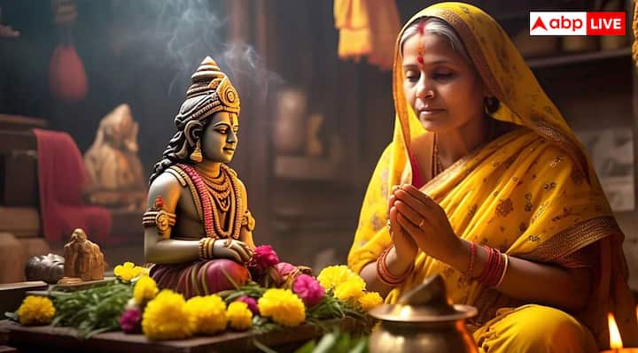 तुलसी पूजन के समय विशेष मंत्रों का जाप करना बहुत लाभकारी माना गया है. जैसे –