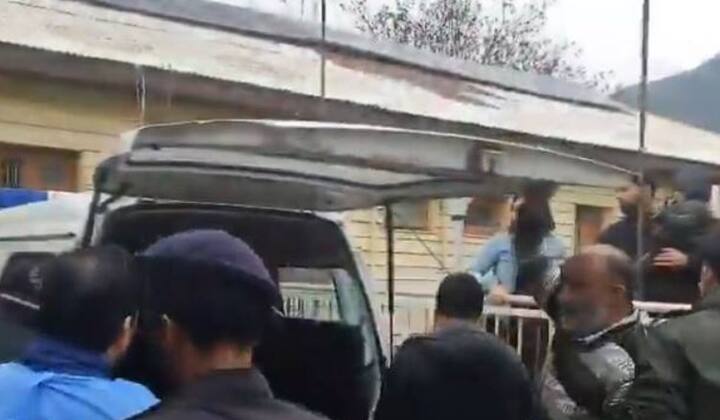 હુમલા સમયે સ્થળ પર હાજર એક મહિલાએ પીટીઆઈને ફોન પર જણાવ્યું હતું કે, 