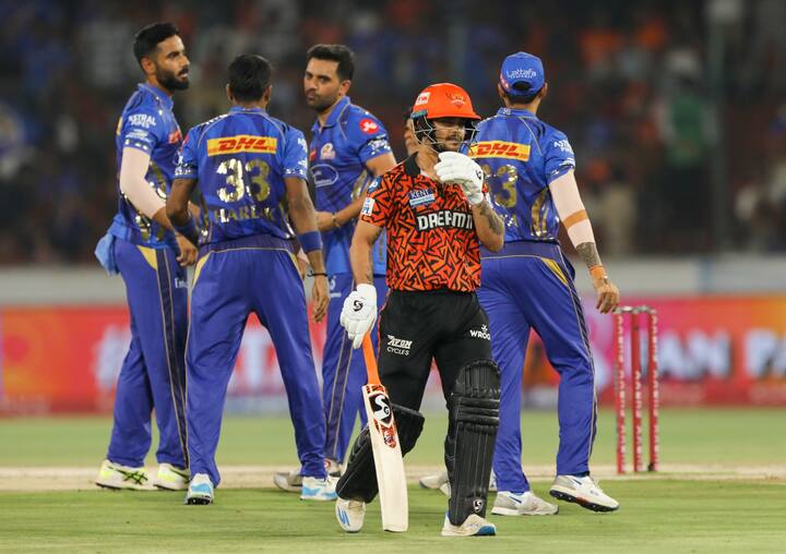 इशान किशनची विकेट मुंबईसाठी गिफ्ट ठरली. दीपक चाहरच्या गोलंदाजीवर बॉल बॅटला लागलेला नसताना मुंबई इंडियन्सच्या खेळाडूंनी अपिल करताच त्याला बाद दिलं गेलं. यावर त्यानं डीआरएस घेतला नाही. इशान किशन 1 धाव काढून बाद झाला.