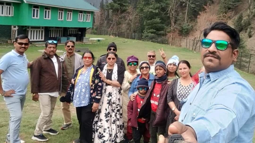 Pahalgam Terror Attack : वेळेत घोडे मिळाले नाहीत अन्...! केवळ दैव बलवत्तर म्हणून पहलगाममधील दहशतवादी हल्ल्यात कोल्हापुरातील पर्यटक वाचले Pahalgam Terror Attack Tourists from Kolhapur survived the terrorist attack in Pahalgam Pahalgam Terror Attack : वेळेत घोडे मिळाले नाहीत अन्...! केवळ दैव बलवत्तर म्हणून पहलगाममधील दहशतवादी हल्ल्यात कोल्हापुरातील पर्यटक वाचले