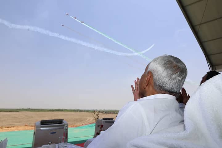 5 मुख्यमंत्री नीतीश कुमार ने समारोह स्थल पर उपस्थित होकर सूर्यकिरण टीम के अद्भुत हवाई करतबों को नजदीक से देखा. उनके साथ दोनों डिप्टी सीएम भी मौजूद रहे.