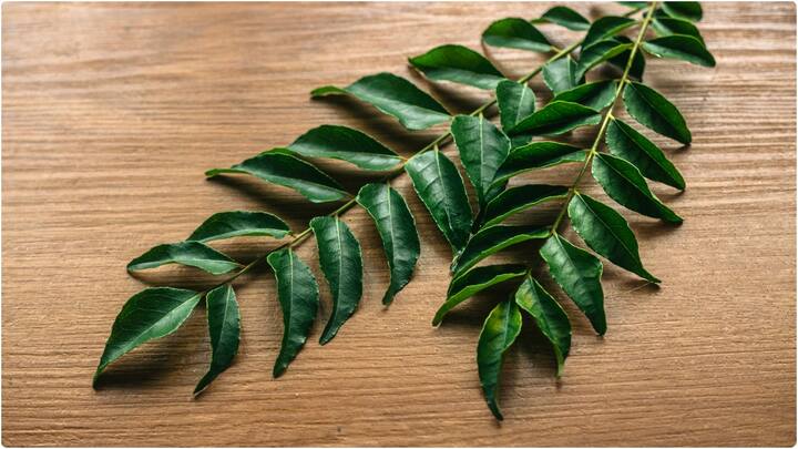 ఈ నూనెను ఉపయోగిస్తే జుట్టు మెరవడం తగ్గుతుంది. జుట్టు కూడా మృదువుగా ఉంటుంది. చుండ్రు సమస్య తగ్గుతుంది.