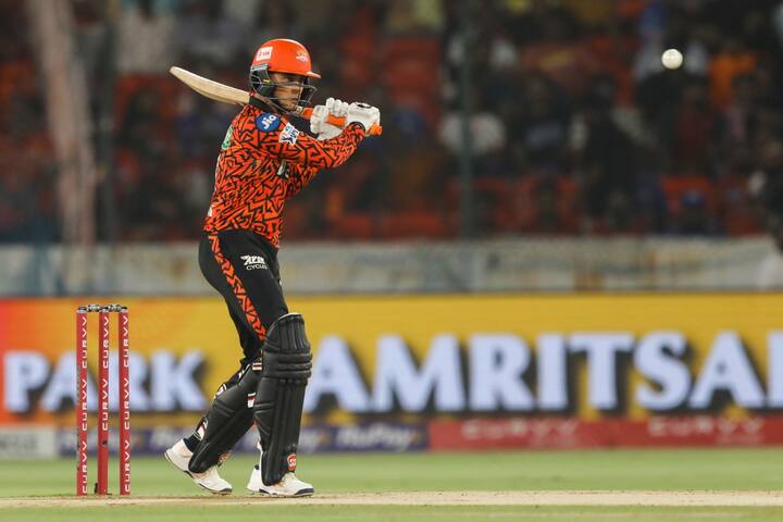 अभिषेक शर्मानं एक षटकार मारुन इरादे स्पष्ट केले होते. मात्र, तो मोठी धावसंख्या उभारु शकला नाही. ट्रेंट बोल्टच्या गोलंदाजीवर तो 8  धावा करुन बाद झाला.