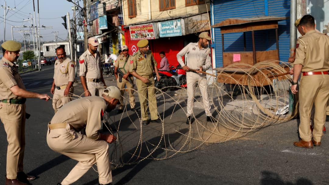 Goa Tourists Safe But Stranded In Srinagar After Pahalgam Terrorist Attack Goa Over 50 Tourists Sheltered In Srinagar Hotels After Terror Attack In Pahalgam Goa Tourists Safe But Stranded In Srinagar After Pahalgam Terrorist Attack