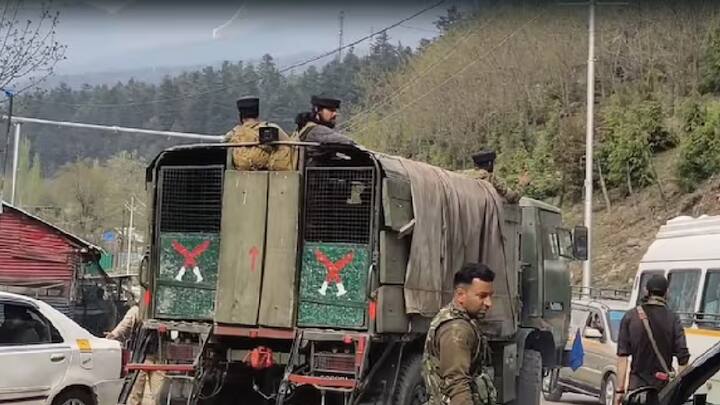 पहलगामा येथील दहशतवादी हल्ल्यात डोंबिवलीतील तिघांचा मृत्यू झाल्याची घटना घडली असून संजय लेले, अतुल मोने, हेमंत जोशी अशी मयतांची नावे आहेत. हे तिघेही एकमेकांच्या नातेवाईक असून नेहमी डोंबिवली शहरातील बाग शाळा मैदाना त एकत्र भेटायचे याच मैदानात ते मॉर्निंग वॉक देखील करायचे एवढेच नव्हे तर लेले आपल्या मित्रांसोबत क्रिकेट देखील खेळायचे.