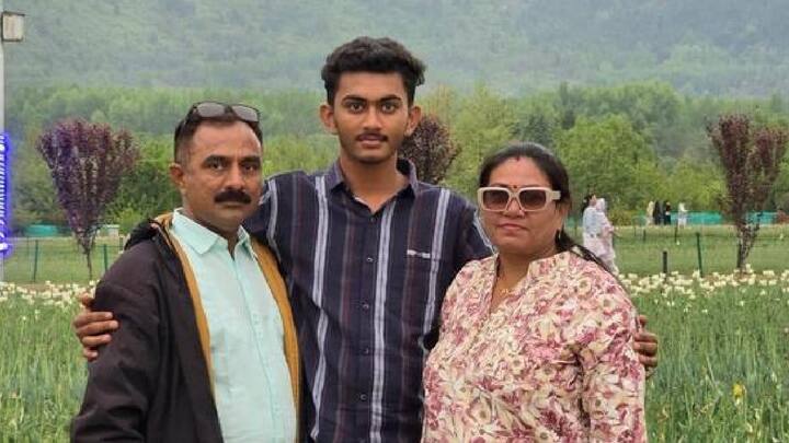 अतिरेक्यांनी भावनगरच्या पिता-पुत्राला आणि मित्राला गोळ्या घातल्या. गुजरातचा 20 जणांचा ग्रुप काश्मीरला सहलीला गेला होता. यतीशभाई आणि त्यांचा मुलगा स्मित यांना दहशतवाद्यांनी गोळ्या घातल्या. त्यांनी यतीशभाई आणि स्मितची हत्या केली आणि पत्नी काजलबेनला सोडले.