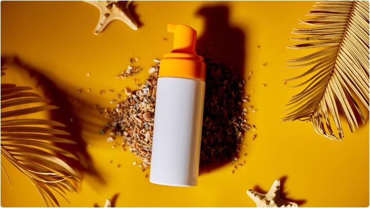 సన్స్క్రీన్ని సరిగ్గా అప్లై చేయకుంటే అప్లై చేసి వేస్ట్. అలాగే సరైనది ఎంచుకోకున్నా కూడా దాని ఫలితాలు పొందలేరు. మరి సన్స్క్రీన్ని ఎలా అప్లై చేసుకోవాలో.. ఫాలో అవ్వాల్సిన టిప్స్ ఏంటో చూసేద్దాం.