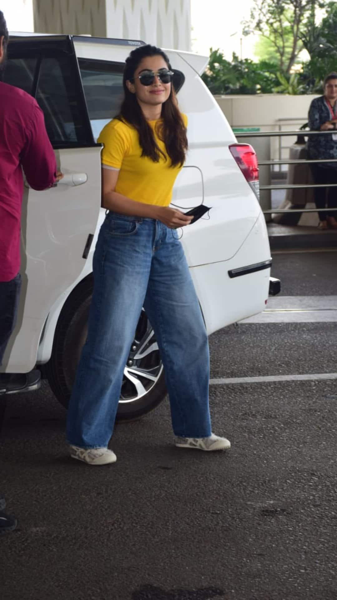 Rashmika Mandanna Airport Look: Yellow Tee & Denim Combo Sets Style Goals Rashmika Mandanna Airport Look: Yellow Tee & Denim Combo Sets Style Goals