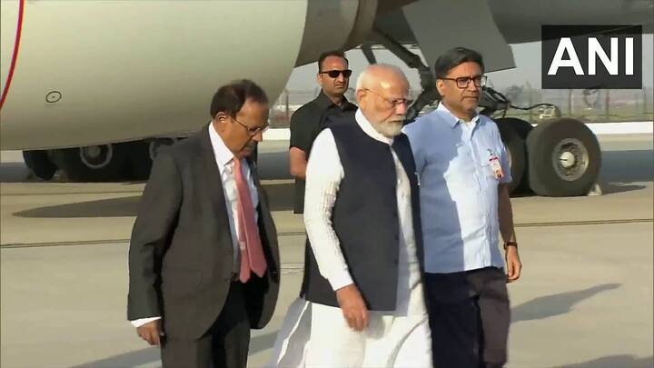 पंतप्रधान मोदी  दिल्ली विमानळावर उतरताच राष्ट्रीय सुरक्षा सल्लागार अजित डोवाल त्यांना भेटले