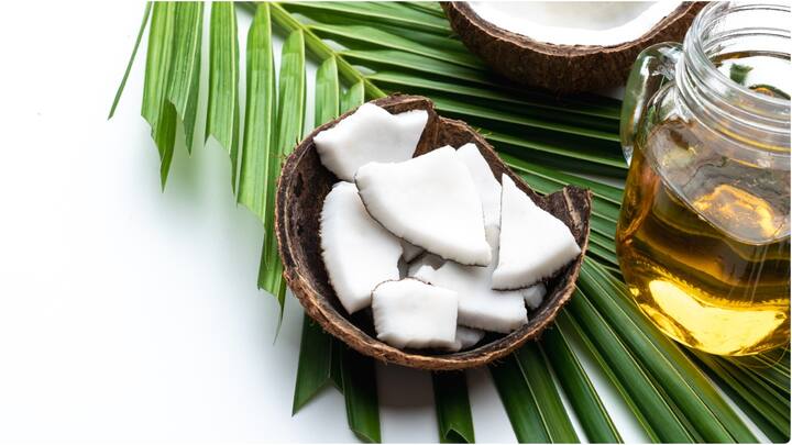 కరివేపాకు, మెంతులు నూనెలో వేసి జుట్టు రెగ్యులర్​గా అప్లై చేసి.. మసాజ్ చేస్తే జుట్టుకు కుదుళ్ల నుంచి పోషణ అందుతుంది.