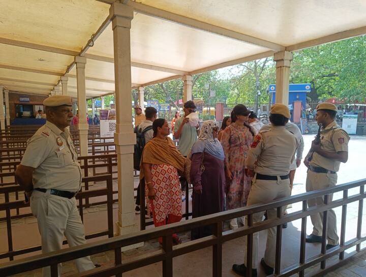 महरौली थाने SHO ने पर्यटकों से अपील की है कि वे पुलिस की आंख, नाक और कान बनें. उन्होंने कहा कि अगर आपको कुछ भी संदिग्ध दिखे, तो बिना देर किए पुलिस को बताएं. आपका सहयोग हमारी ताकत है.