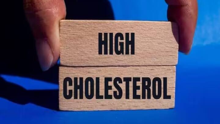 શરીરમાં બે પ્રકારના કોલેસ્ટ્રોલ હોય છે, ગુડ કોલેસ્ટ્રોલ અને બેડ કોલેસ્ટ્રોલ. જ્યારે શરીરમાં બેડ કોલેસ્ટ્રોલ વધે છે, ત્યારે તે હૃદયના સ્વાસ્થ્ય અને રક્ત પરિભ્રમણને અસર કરે છે અને સ્ટ્રોકનું જોખમ વધારે છે. આજકાલ બિનઆરોગ્યપ્રદ જીવનશૈલી, સ્ટ્રેસ, બિનઆરોગ્યપ્રદ ખાવા-પીવાના કારણે કોલેસ્ટ્રોલનું સ્તર ઊંચું થઈ જાય છે. જેને મોટાભાગના લોકો અવગણે છે, જ્યારે શરીરમાં LDL એટલે કે બેડ કોલેસ્ટ્રોલ વધે છે, ત્યારે હૃદયરોગનું જોખમ વધે છે, હાર્ટ અટેક અને સ્ટ્રોક જેવી સમસ્યાઓ પણ થઈ શકે છે.