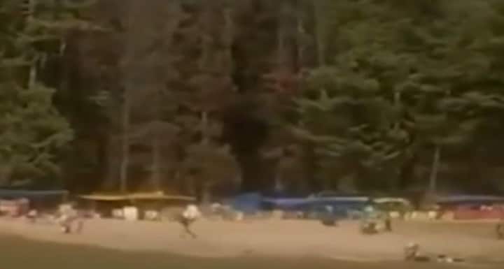 नाव आणि धर्म विचारुन दहशतवाद्यांनी पर्यटकांवर गोळ्या झाडल्याची माहिती प्रत्यक्षदर्शींनी दिली.