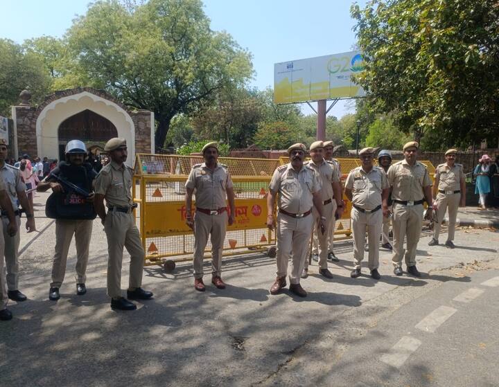 दर्जनों पुलिसकर्मी पूरे इलाके में सक्रिय हैं.कैंटीन और दूसरी सुविधाओं की भी बारीकी से जांच की गई है. किसी भी संदिग्ध वस्तु या शख्स को पकड़ने के लिए खास टीमें तैनात हैं.