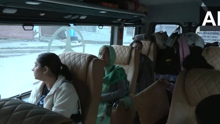 पहलगामच्या हल्ल्यानंतर पर्यटक घाबरले आहेत. अनेक पर्यटक काश्मीर सोडून माघारी फिरु लागले आहेत.