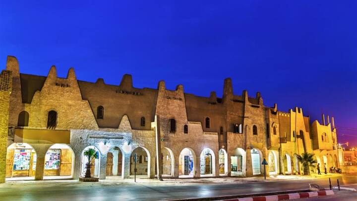 इसी तरह से अल्जीरिया का सहारा रेगिस्तान भी दुनियाभर में भीषण गर्मी के लिए जाना जाता है. यहां का तापमान 51 डिग्री सेल्सियस से ऊपर ही रहता है. वहीं ट्यूनीशिया में तो टेम्प्रेचर 55 डिग्री सेल्सियस होता है.