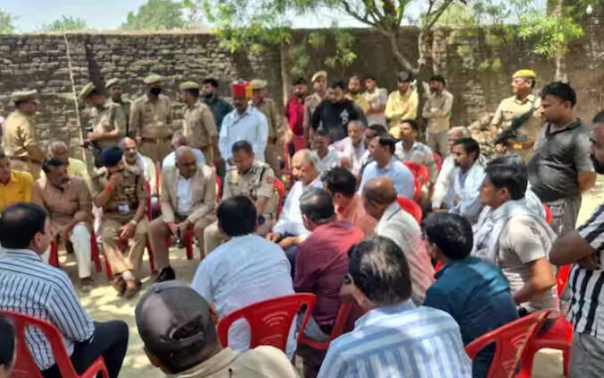 ਉੱਤਰ ਪ੍ਰਦੇਸ਼ ਵਿਧਾਨ ਸਭਾ ਦੇ ਸਪੀਕਰ ਸਤੀਸ਼ ਮਹਾਨਾ ਸ਼ੁਭਮ ਦੇ ਘਰ ਉਨ੍ਹਾਂ ਦੀ ਮੌਤ 'ਤੇ ਉਨ੍ਹਾਂ ਦੇ ਪਰਿਵਾਰ ਨਾਲ ਦੁੱਖ ਪ੍ਰਗਟ ਕਰਨ ਲਈ ਪਹੁੰਚੇ ਹਨ।