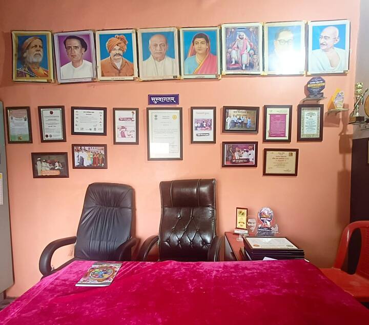 संतोष देशमुख यांनी केलेल्या कामाची प्रशासनाकडून दखल घेण्यात आलेली आहे. मात्र,9 डिसेंबर 2024 ला संतोष देशमुख यांची हत्या करण्यात आली. यामुळं ग्रामपंचायतीला मिळणारा हा सन्मान स्वीकारण्यासाठी सरपंच देशमुख हयात नाहीत. या संदर्भातली माहिती उपमुख्य कार्यकारी अभियंता जिल्हा परिषद बीड यांनी पत्राद्वारे ग्रामपंचायतीला कळवली आहे. दरम्यान,मस्साजोगचे सरपंच संतोष देशमुख यांच्या हत्येचं प्रकरण न्यायालयात सुरु आहे. हत्या प्रकरणातील आरोपींना पोलिसांनी अटक केलेली आहे. केवळ कृष्णा आंधळे हा आरोपी फरार आहे.