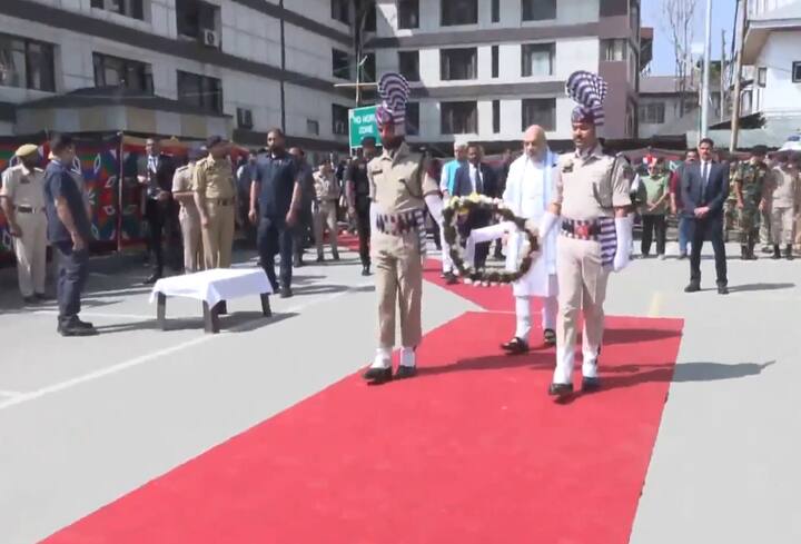 अमित शाह यांनी घटनास्थळी पोहचण्याआधी जम्मू काश्मिर पोलीस कंट्रोल रूममधे मृतकांच्या पार्थिवाचं अंतिमदर्शन घेतलं. (photo credit- ANI)