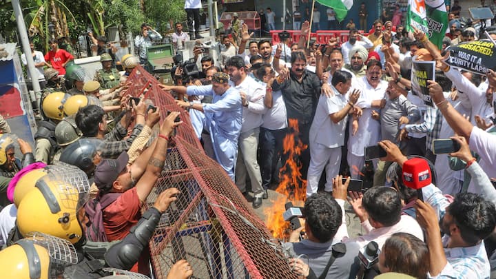 Congress workers spilled onto Srinagar streets as the police tried to control the situation.