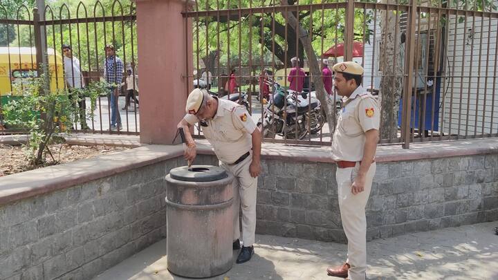 दिल्ली पुलिस ने कुतुब मीनार के पूरे परिसर को सुरक्षा घेरे में ले लिया है. पार्किंग से लेकर टिकट काउंटर और प्रवेश द्वार तक हर जगह पुलिस की पैनी नजर है.