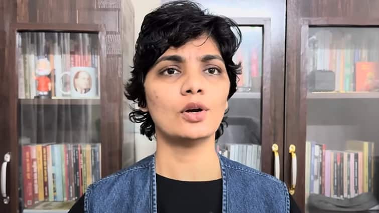neha singh rathore first reaction on FIR under 11 sections of bns after controversial statements नेहा सिंह राठौर के खिलाफ इन 11 धाराओं में FIR, लोकगायिका ने कहा- एक मामूली लड़की इतने...