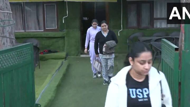 काश्मीरमध्ये सध्या पर्यटनाचा हंगाम जोरात सुरु होता. मात्र, दहशतवादी हल्ल्यामुळे या सगळ्याचा विचका झाला आहे.