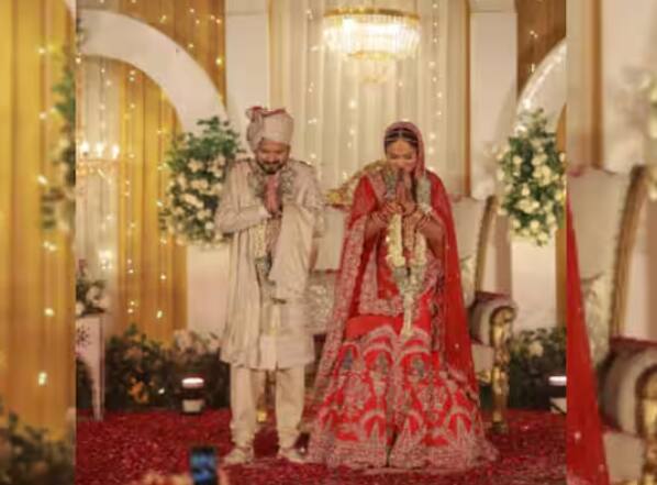 ਸ਼ੁਭਮ 17 ਅਪ੍ਰੈਲ ਨੂੰ ਆਪਣੇ ਪਰਿਵਾਰ ਨਾਲ ਜੰਮੂ-ਕਸ਼ਮੀਰ ਘੁੰਮਣ ਗਏ ਸੀ। ਉਹ 23 ਅਪ੍ਰੈਲ ਨੂੰ ਕਾਨਪੁਰ ਵਾਪਸ ਆਉਣ ਵਾਲੇ ਸਨ, ਪਰ ਇੱਕ ਦਿਨ ਪਹਿਲਾਂ, ਉਨ੍ਹਾਂ ਨੂੰ ਅੱਤਵਾਦੀਆਂ ਨੇ ਗੋਲੀ ਮਾਰ ਦਿੱਤੀ। ਸ਼ੁਭਮ ਦੀ ਪਤਨੀ ਨੇ ਕਿਹਾ- ਉਹ ਮੈਗੀ ਖਾ ਰਹੀ ਸੀ, ਜਦੋਂ ਅੱਤਵਾਦੀ ਉਸ ਦੇ ਨੇੜੇ ਆਏ ਅਤੇ ਉਸਨੂੰ ਗੋਲੀ ਮਾਰ ਦਿੱਤੀ।