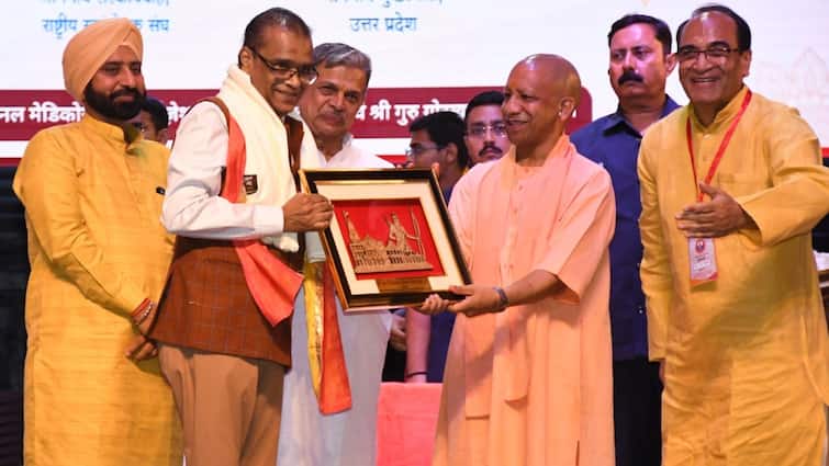 Saurabh Garg honored by CM Yogi adityanath in Guru Gorakhnath Health Service Yatra program गुरु गोरखनाथ स्वास्थ्य सेवा यात्रा कार्यक्रम में CM योगी द्वारा सौरभ गर्ग हुए सम्मानित