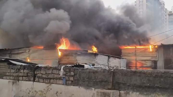 राज्यभरात उन्हाचा भडका उडाला असतांना आगीच्या घटनेतही मोठी वाढ होताना दिसत आहे. अशातच पुण्यातील चंदननगर परिसरातील झोपडपट्टीमध्ये मोठी आग लागल्याची घटना घडली आहे.