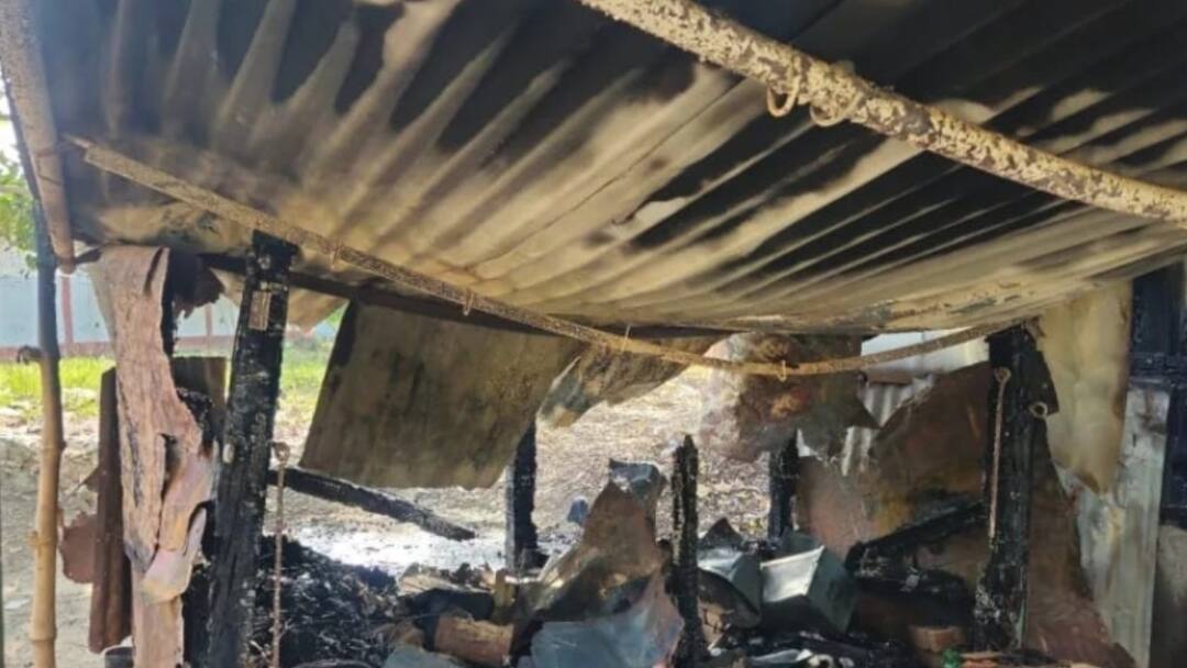 उधार समान देने से किया मना तो बदमाश ने दुकान में लगाई आग, आरोपी की तलाश में जुटी पुलिस Azamgarh Accused Set fire in grocery store Refusing to lend Police Registered case ann उधार समान देने से किया मना तो बदमाश ने दुकान में लगाई आग, आरोपी की तलाश में जुटी पुलिस