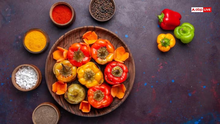 शिमला मिर्च - यह विटामिन C से भरपूर, जो यूरिक एसिड को प्राकृतिक रूप से कम करता है. इसके अलावा यह एंटी-इंफ्लेमेटरी गुणों का भंडार होता है, जिससे सूजन को कम किया जा सकता है.